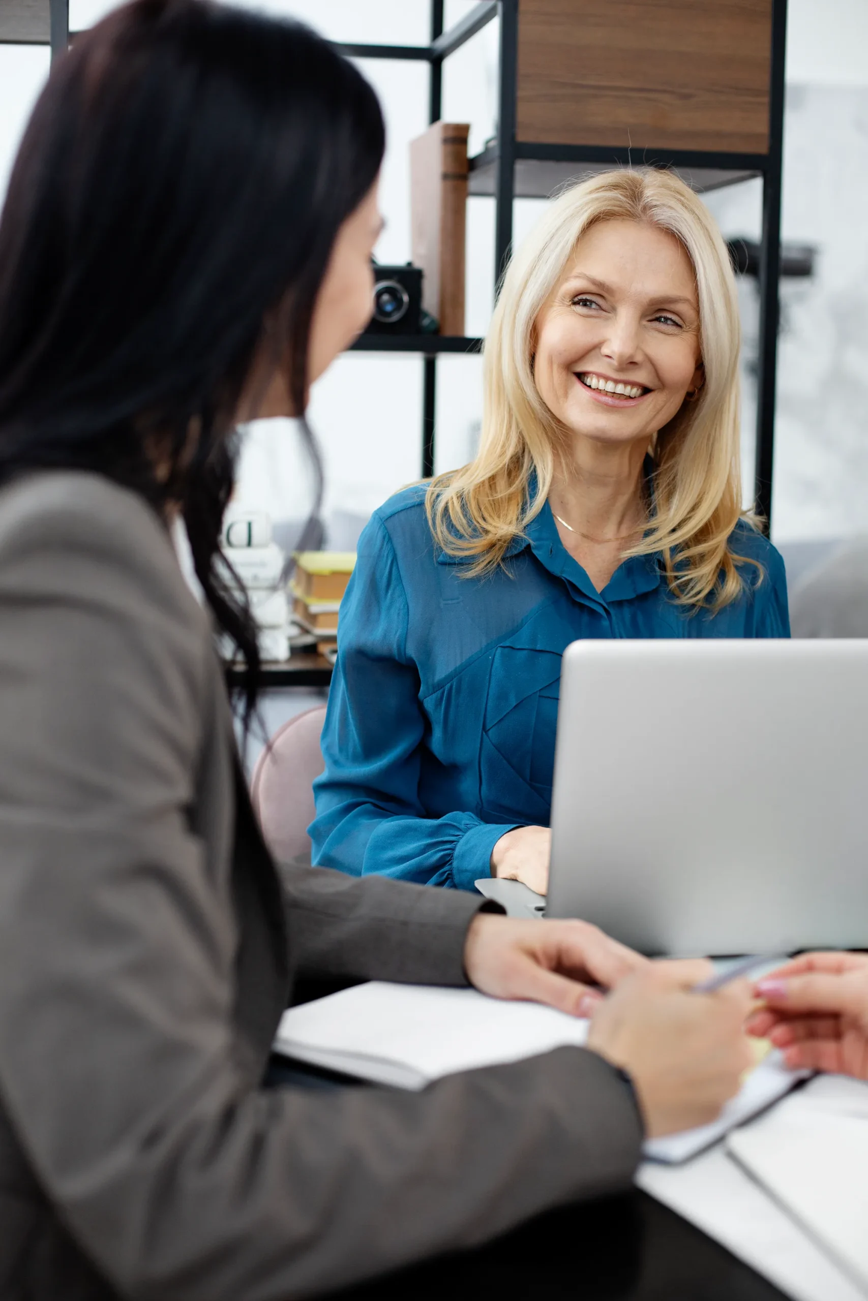 Personnes consultant un ordinateur portable