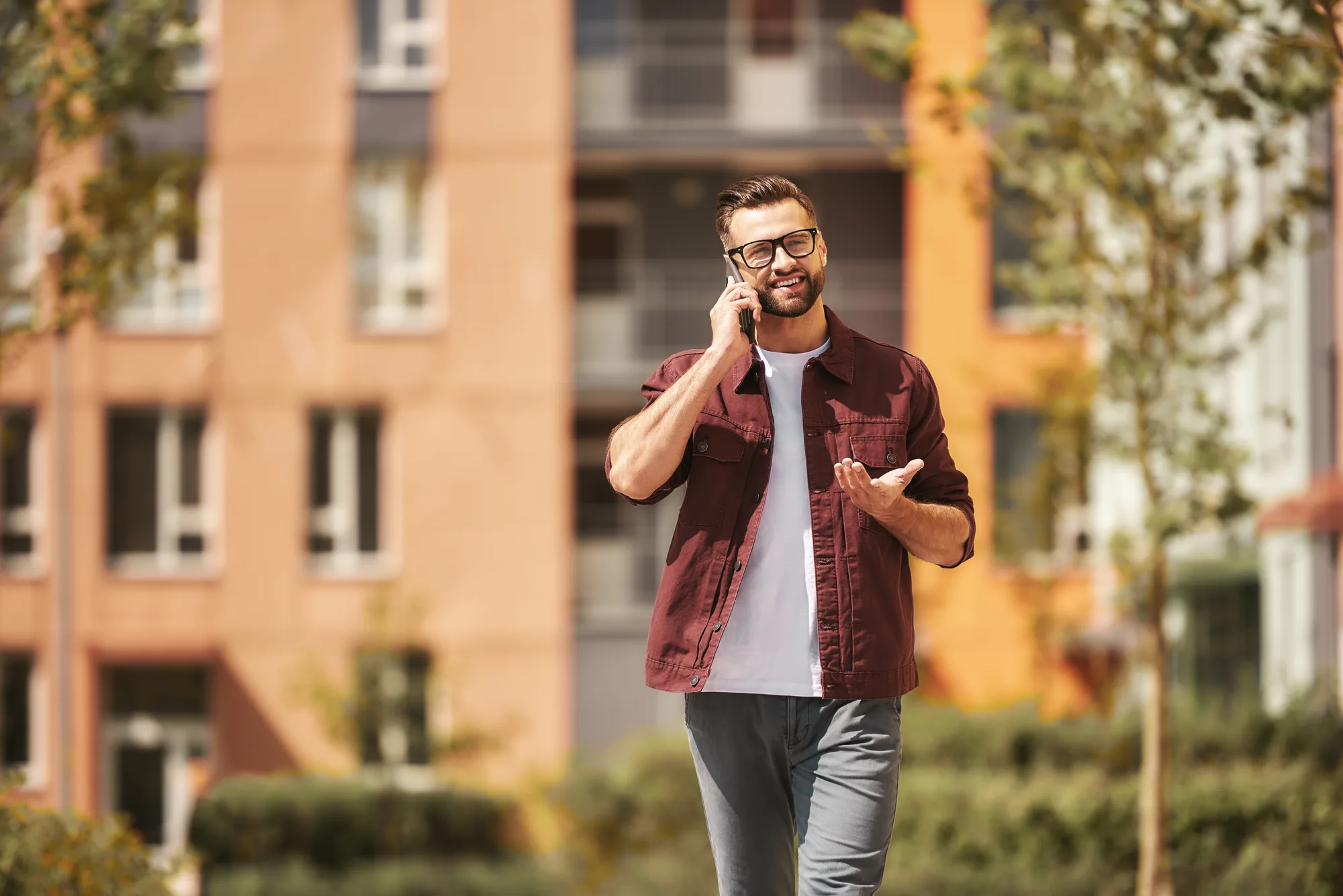 Homme heureux discutant au téléphone